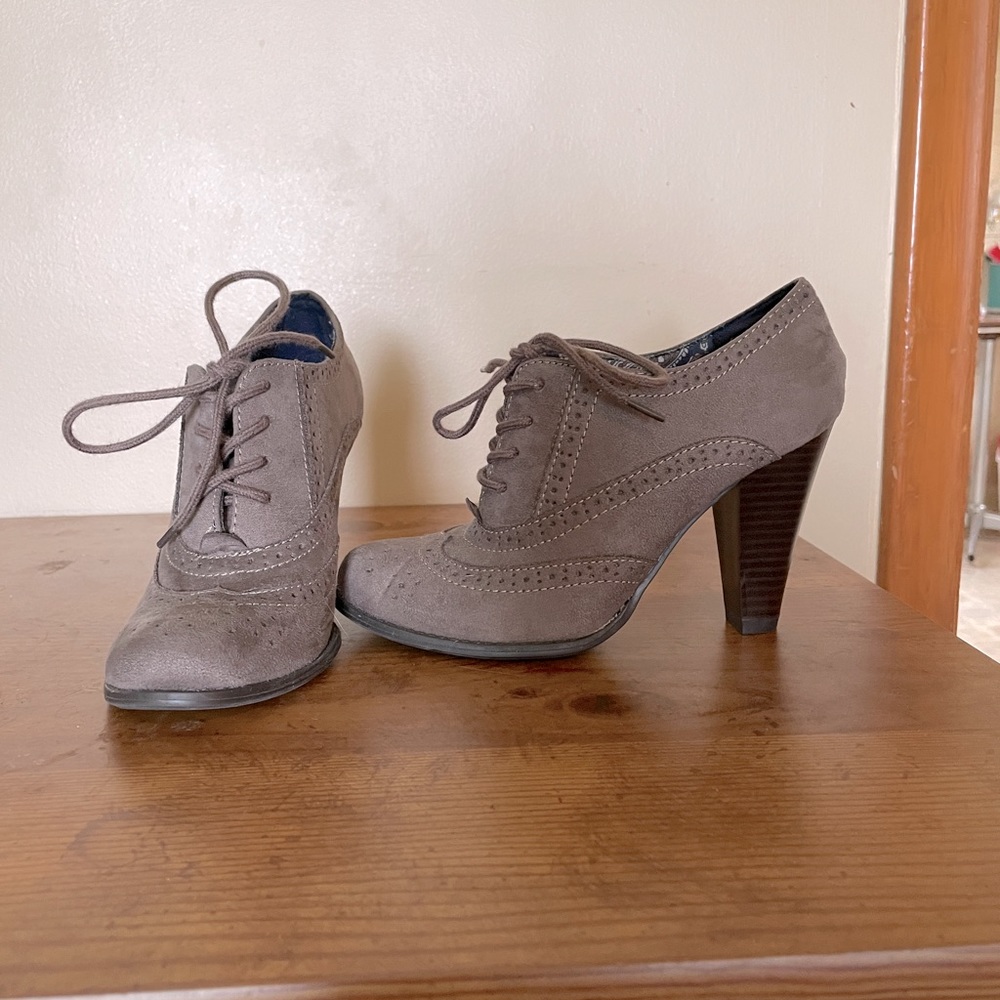 Fioni brogue style heel